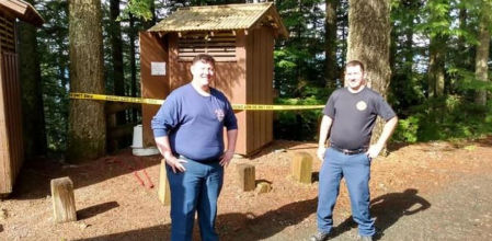 Rescatan a una mujer de una letrina tras intentar recuperar su móvil caído