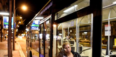 Una viajera en un bus nocturno del Àrea Metropolitana de Barcelona