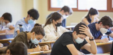 Estudiantes en las pruebas de selectividad en la facultad de biología de la UB. Jovenes poco antes de empezar la prueba de castellano