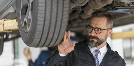 Mecánico revisando un coche