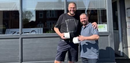 Hace extravagantes peticiones a comercios locales en broma y les recompensa con buenas propinas