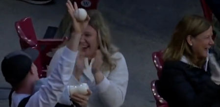 El hombre atrapa la pelota con una mano mientras con la otra le da el biberón al pequeño