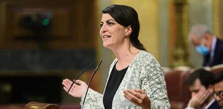 La portavoz de VOX en el Congreso, Macarena Olona, interviene en una sesión plenaria, en el Congreso de los Diputados, a 28 de abril de 2022, en Madrid (España). El pleno gira en torno a la tramitación como proyecto de ley del decreto de medidas para paliar los efectos de la guerra de Ucrania. Ese decreto anticrisis incluye medidas como el descuento de 20 céntimos por litro de gasolina, la desvinculación del IPC de la renovación anual de los contratos del alquiler o bajada de los peajes a la industria electrointensiva. Otro de los puntos de la sesión es la votación de los diez únicos diputados, uno por grupo parlamentario y cuatro de estos pertenecientes a partidos independentistas, que estarán autorizados para acceder a materias clasificadas como secretas, que recibirán información sobre el uso de los fondos reservados y que podrán controlar las actividades del CNI. 28 ABRIL 2022;PLENO;CONGRESO;ANTICRISIS;SECRETOS Eduardo Parra / Europa Press 28/04/2022