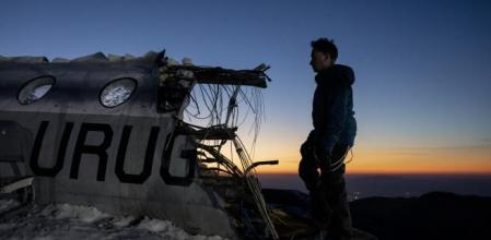Bayona junto a una de las réplicas del avión accidentado