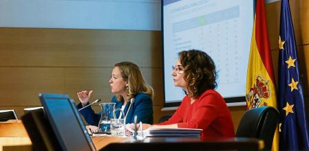 -FOTODELDÍA- MADRID, 29/04/2022.- La ministra de Hacienda y Función Pública, María Jesús Montero (d), y la vicepresidenta primera y ministra de Asuntos Económicos, Nadia Calviño, durante la presentación del escenario macroeconómico 2022-2025, este viernes en el Ministerio de Economía en Madrid. EFE/Juan Carlos Hidalgo