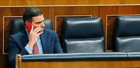 ESPAÑA CORONAVIRUS ALARMA:GRAF1920. MADRID, 06/05/2020.- El presidente del Gobierno, Pedro Sánchez, durante el pleno del Congreso este miércoles donde se autorizará otra prórroga del estado de alarma solicitada por el Gobierno. EFE/Ballesteros POOL[POOL]. Pedro Sánchez hablando por teléfono móvil.