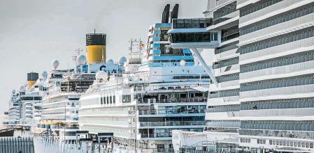 foto XAVIER CERVERA 22/10/2021 hoy ha sido el dia post pandemia con mas cruceros atracados en las terminales del puerto port de barcelona, un total de seis (msc, costa, tui,...) un turista toma una foto con el WTC reflejado en su telefono mobil