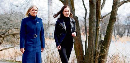 Swedish Prime Minister Magdalena Andersson (L) and Finnish Prime Minister Sanna Marin walk prior to a meeting on whether to seek NATO membership in Stockholm, Sweden, on April 13, 2022. - Rattled by Russia's invasion of Ukraine, Finland will kickstart a debate that could lead to seeking NATO membership, a move that would infuriate Moscow. (Photo by Paul WENNERHOLM / TT News Agency / AFP) / Sweden OUT