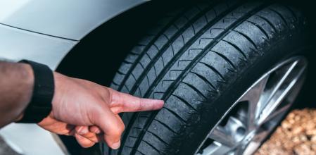 Revisando los neumáticos