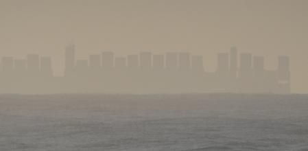 El efecto Fata Morgana en la costa de Barcelona genera una ciudad con edificios flotantes.