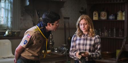 Rose McIver al principio se comporta como si no oyera a los fantasmas de la mansión.