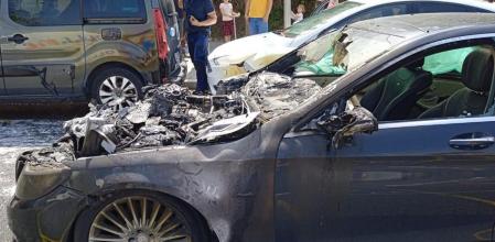 Así quedó el coche del concejal del PP al Ayuntamiento de Barcelona Josep Bou tras sufrir un incendio
