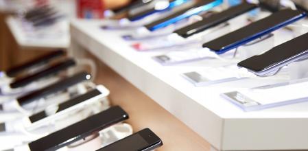 Expositor con teléfonos móviles a la venta