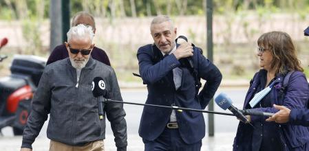 El autodenominado “yonki del dinero”, Marcos Benavent, (a la izq de la imagen), a su llegada a la Ciudad de la Justicia).&nbsp;