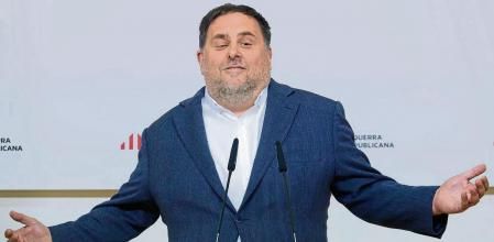 GRAFCAT7006. BARCELONA, 02/05/2022.- El líder de ERC, Oriol Junqueras, durante la rueda de prensa que ha ofrecido este lunes, en la que ha puesto en duda la