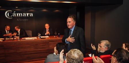 Juan Riera, de pie en la imagen, es el actual presidente de la Cámara de Comercio de Alicante y uno de los dos candidatos.