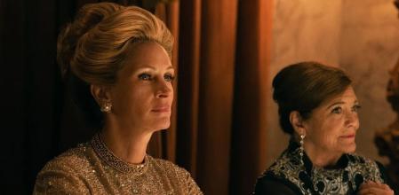 Julia Roberts es Martha Mitchell, una mujer de carisma expansivo y muy crítica con la Administración de Nixon.