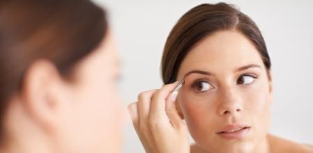 Depilación de cejas con pinzas
