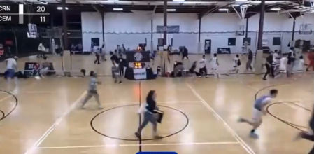 Un padre saca una pistola en medio de un partido escolar y siembra el caos entre todos los presentes