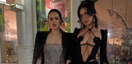 Rosalía y Bella Hadid posan juntas en la fiesta