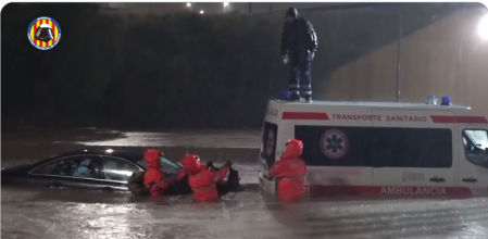 Los servicios de emergencia han tenido que realizar el rescate de personas atrapadas en su vehículo por las lluvias en Paterna (Valencia)