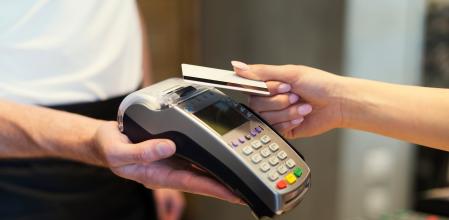 Mujer pagando con tarjeta de crédito