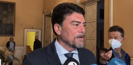 El alcalde de Alicante, Luis Barcala, atendiendo a los medios en el Ayuntamiento.