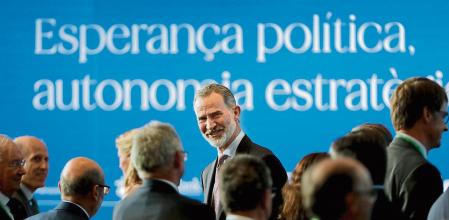 foto XAVIER CERVERA 05/05/2022 su majestad alteza rey Felipe VI acude -invitado por el cercle d economia- a las jornadas (en hotel vela, barcelona) economicas ,y entrega tres premios jose manuel Lara, acompanado del presidente del circulo, javier Faus