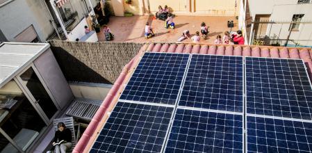 Tejado solar en el barrio de Gràcia en Barcelona