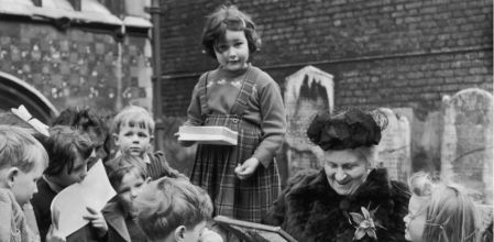 Montessori, rodeada de jóvenes alumnos, conside­raba el cerebro infantil un milagro