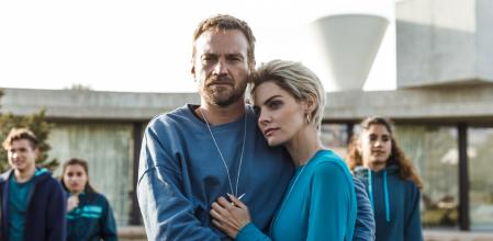 Guillermo Pfenning y Amaia Salamanca, líderes de una secta en una isla ideal.