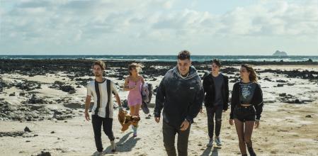 Los ilusos que siguen drones de encapuchados con toda confianza.