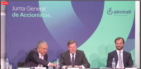 Jorge Gallardo (centro) y su hijo Carlos, nuevo presidente, en la junta de accionistas