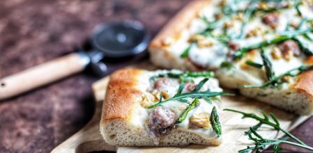 Pizza de masa gruesa con butifarra