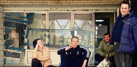 REPORTAJE DONBASS Vecinos de Lyman, ciudad en primera línea de fuego, mientras la artillería rusa bombardea la estación que está a menos de 300 metros.