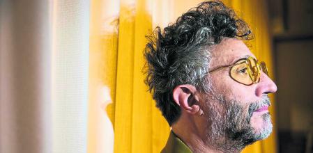 foto XAVIER CERVERA 14/03/2022 Rodolfo Páez (Rosario, 13 de marzo de 1963), ​ más conocido como Fito Páez, es un cantante, compositor, músico y director de cine argentino. Integrante de la llamada trova rosarina,4​ es apodado como El trovador del rock argentino y uno de los más importantes exponentes del rock de ese país. Además de su carrera como músico ha incursionado como cineasta,5​ guionista y novelista. Con más de 40 años de trayectoria solista, su obra musical está compuesta por 24 álbumes de estudio, 1 maxi sencillo, 4 álbumes en directo, 3 DVD, 12 álbumes recopilatorios y numerosas colaboraciones junto a destacados artistas internacionales. Luego de una primera etapa contracultural aclamada por la crítica, el artista logró su definitiva proyección internacional a principio de los años noventa cuando publicó los álbumes El amor después del amor (1992) y Circo beat (1994), que se convirtieron en grandes éxitos comerciales, vendiendo más de un millón de copias sólo con el primero. Ha logrado una gran cantidad de reconocimientos, entre los que destacan el Grammy al «Mejor Álbum latino de Rock o alternativo» conseguido en 2021 por su disco La conquista del espacio. Además ocho premios Grammy Latinos. Los dos primeros los conquista en el año 2000 como «mejor cantante masculino de rock» por su álbum Abre (1999) y «Al lado del camino» como mejor canción de rock. Entre 2007 y 2009 recibió tres Grammy consecutivos y en categorías diferentes: «mejor álbum de rock vocal», por El mundo cabe en una canción, «mejor álbum de cantautor del año» por Rodolfo y mejor álbum vocal pop masculino, por su disco No sé si es Baires o Madrid. También la Fundación Konex le otorgó en 1995 el Premio Konex de Platino como «mejor compositor de rock de la década en Argentina». Luego, en 2005, obtuvo el Premio Konex - Diploma al Mérito como uno de los «cinco mejores compositores de rock de la década», y lo obtuvo nuevamente en 2015, esta vez en la disciplina «mejor solista masculino de pop», además, en 2018 consiguió otro Latin Grammy por la categoría «mejor canción de rock» por su canción Tu vida, mi vida, de su penúltimo trabajo La ciudad liberada. En 2020 vuelve a obtener dos nuevos premios Grammy Latinos como «Mejor álbum pop/rock del año» por La conquista del espacio y como «Mejor canción pop/rock del año» por La Canción de las Bestias.