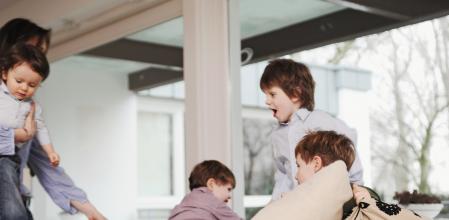 Hermanos jugando en el sofá