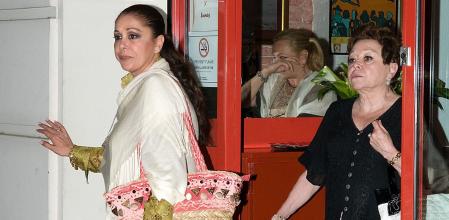 María Navarro junto a Isabel Pantoja saliendo de un restaurante en 2011
