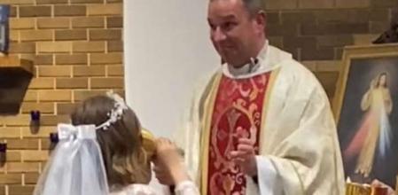 Se lo bebió todo desatando las risas de los presentes