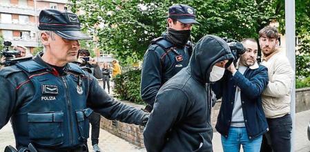 GRAFCAV5213. IRUN (GIPUZKOA) (ESPAÑA), 06/05/2022.- Agentes de la Ertzaintza trasladan al detenido por su presunta vinculación con los asesinatos de hombres en Bilbao tras registrar un piso en la localidad guipuzcoana de Irun (Gipuzkoa). EFE/Juan Herrero.