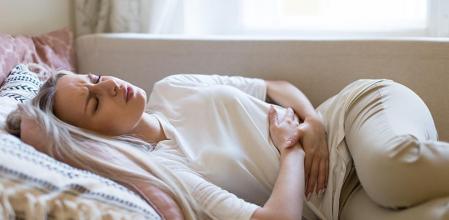 El dolor abdominal intenso es uno de los síntomas característicos de la gastroenteritis
