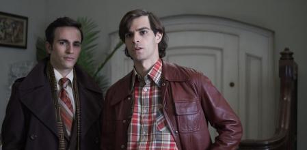 GRAF6237. MADRID, 04/05/2022.- El actor José Pastor (d) interpreta al artista español Miguel Bosé (entre los 18 a los 35 años, aproximadamente) durante el rodaje de la serie