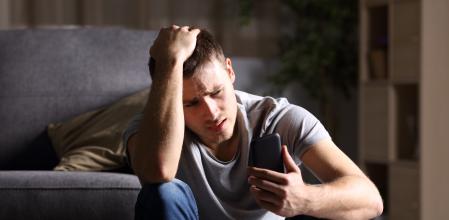 Un hombre comprobando las redes sociales