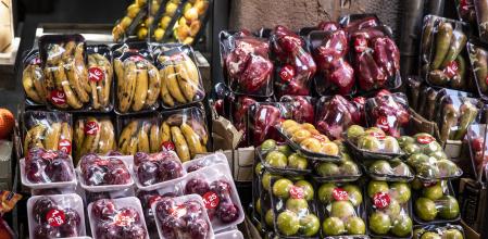 09 - 05 - 2022 / Barcelona  / Productos fescos envasados en plástico en el comercio /  Foto: Llibert Teixidó