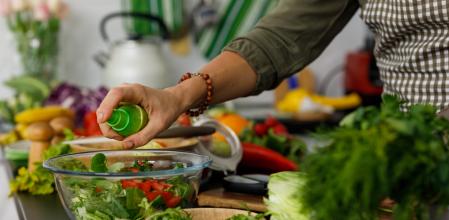 Usar aceite en spray es útil, por ejemplo, para aliñar ensaladas de forma uniforme