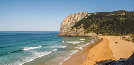 La playa de Laga y el acantilado de Ogoño