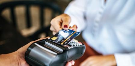 Pago con tarjeta en restaurante