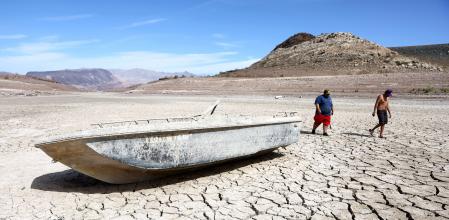 Una embarcación que había quedado hundida en el fondo del lago Mead.
