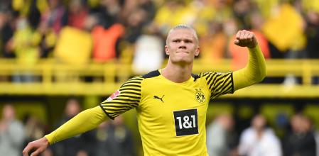 (FILES) In this file photo taken on October 16, 2021 Dortmund's Norwegian forward Erling Braut Haaland celebrates scoring his team's third goal during the German first division Bundesliga football match BVB Borussia Dortmund v Mainz 05 in Dortmund, western Germany. - Manchester City said Tuesday, May 10, they had reached an agreement in principle with Borussia Dortmund to sign striker Erling Haaland. (Photo by Ina Fassbender / AFP)