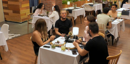 Khaula y Sari en 'First Dates'